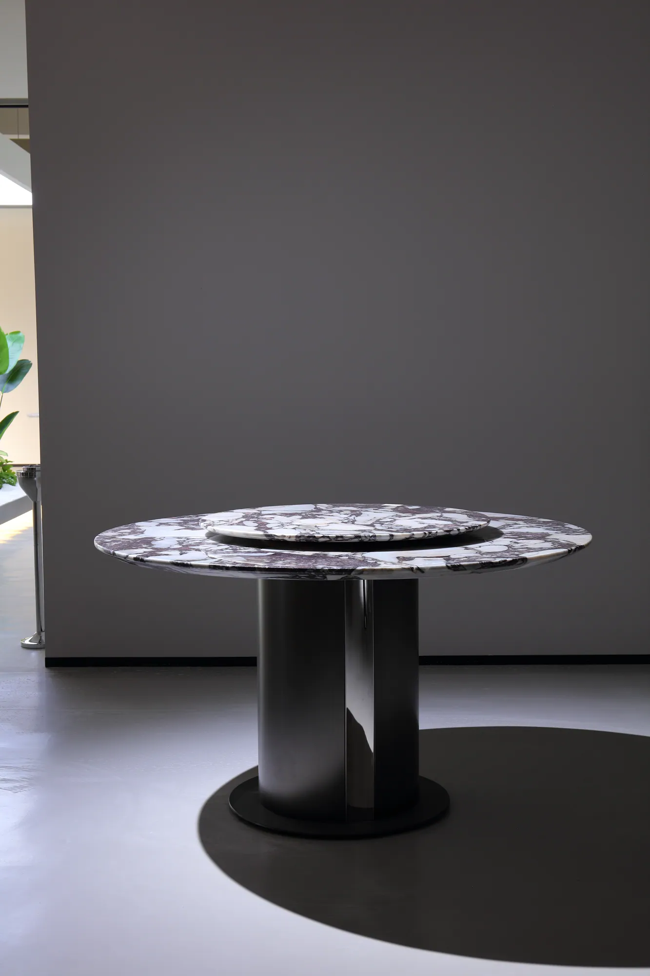 Calacatta Viola round natural-stone dining table