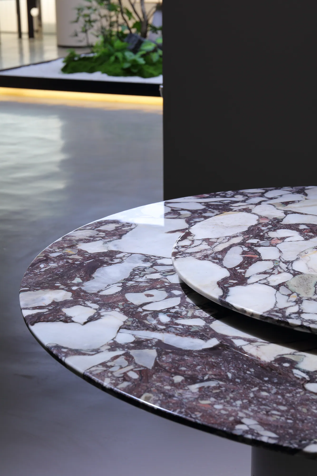 Calacatta Viola Round Dining Table - detail view 4
