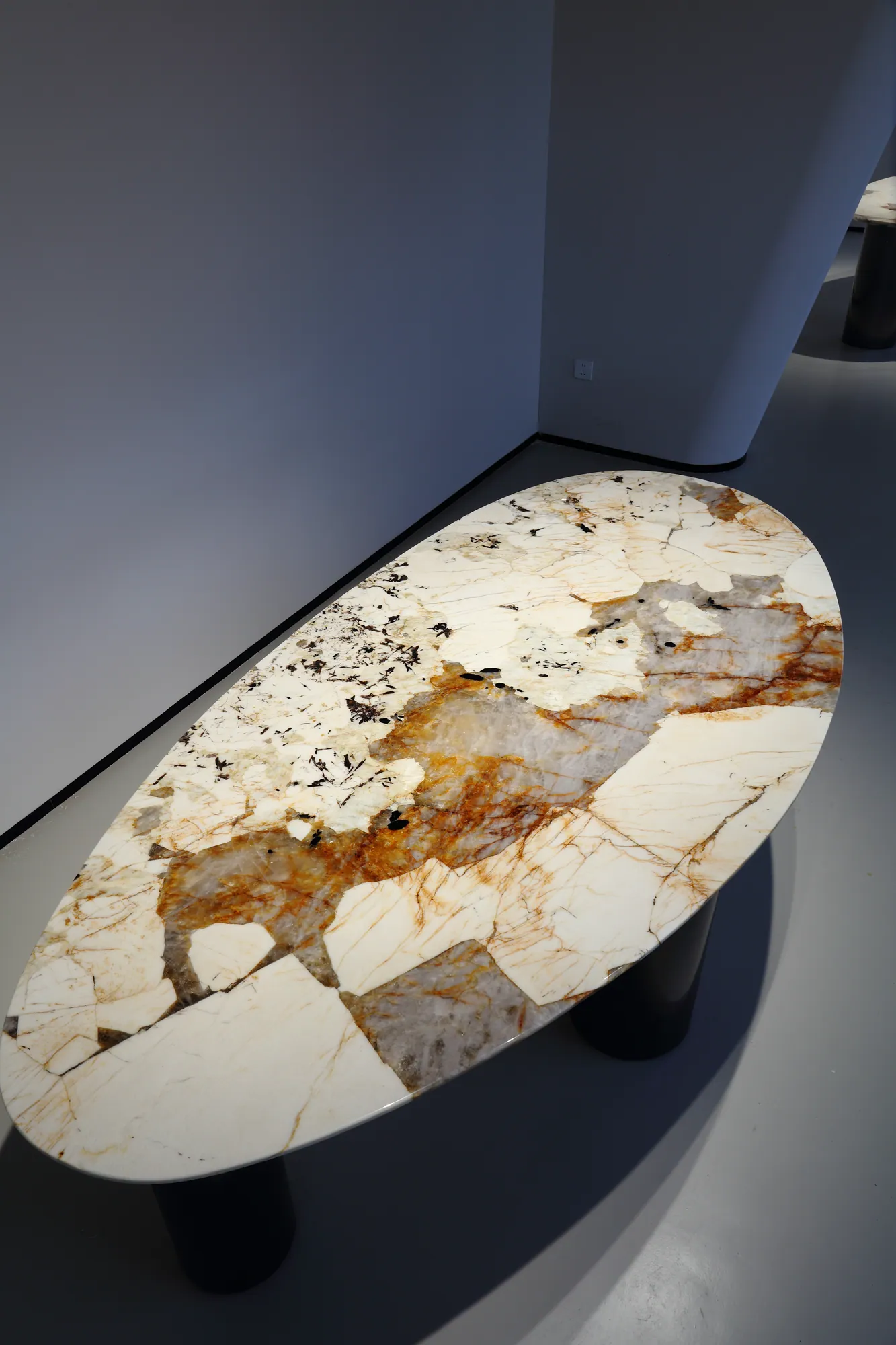 Classic Pandora Oval Dining Table - detail view 1
