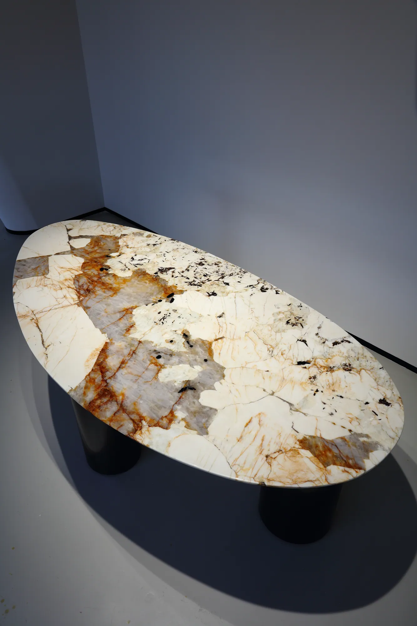 Classic Pandora Oval Dining Table - detail view 2
