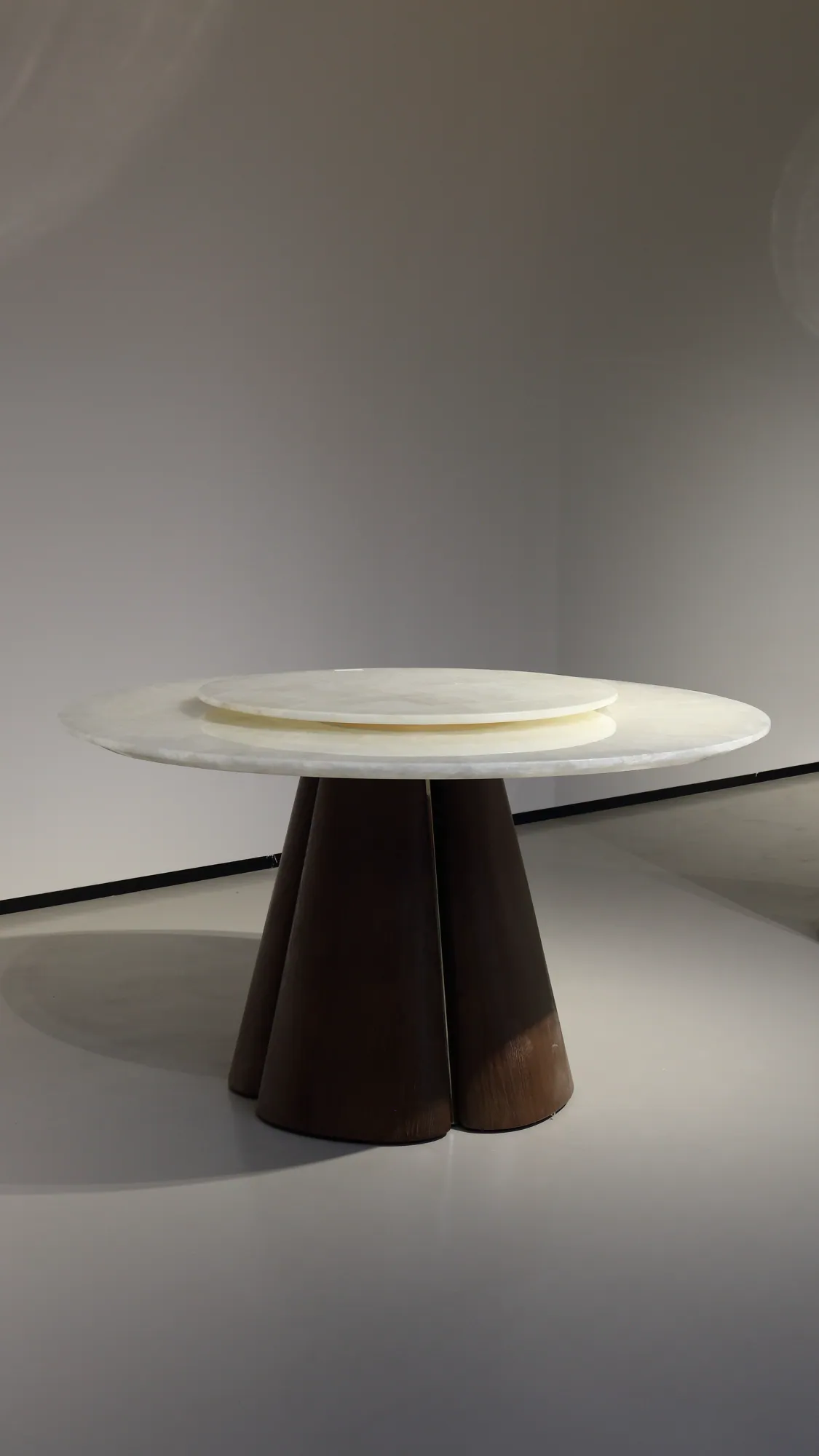 Ice Age Round Dining Table - detail view 1