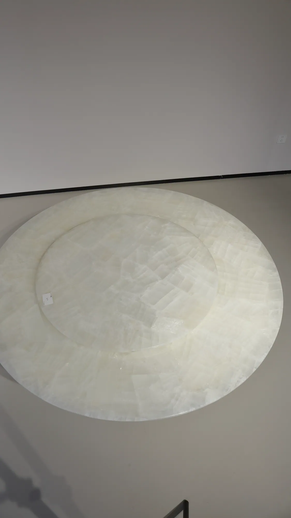 Ice Age Round Dining Table - detail view 2