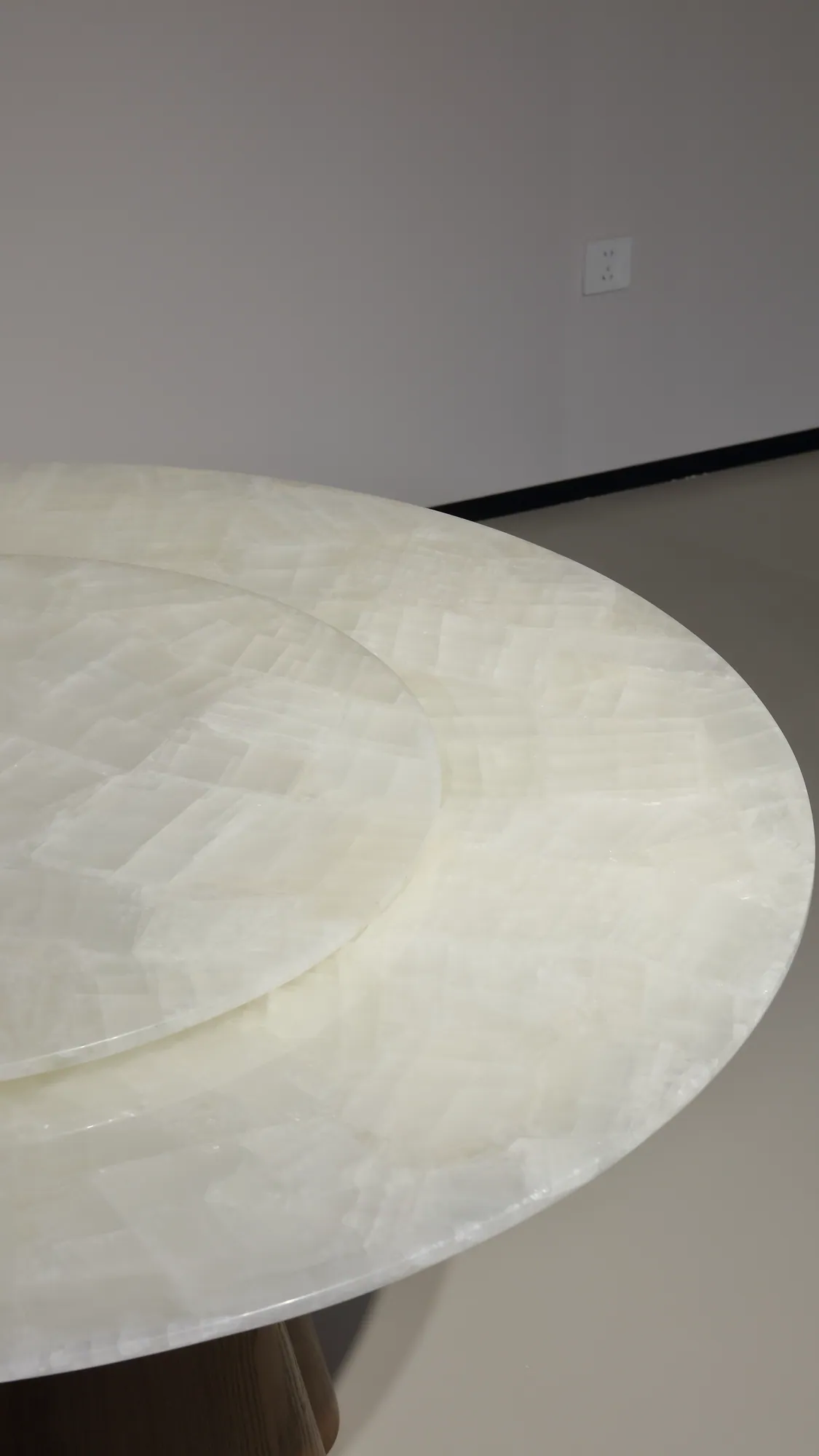 Ice Age Round Dining Table - detail view 3