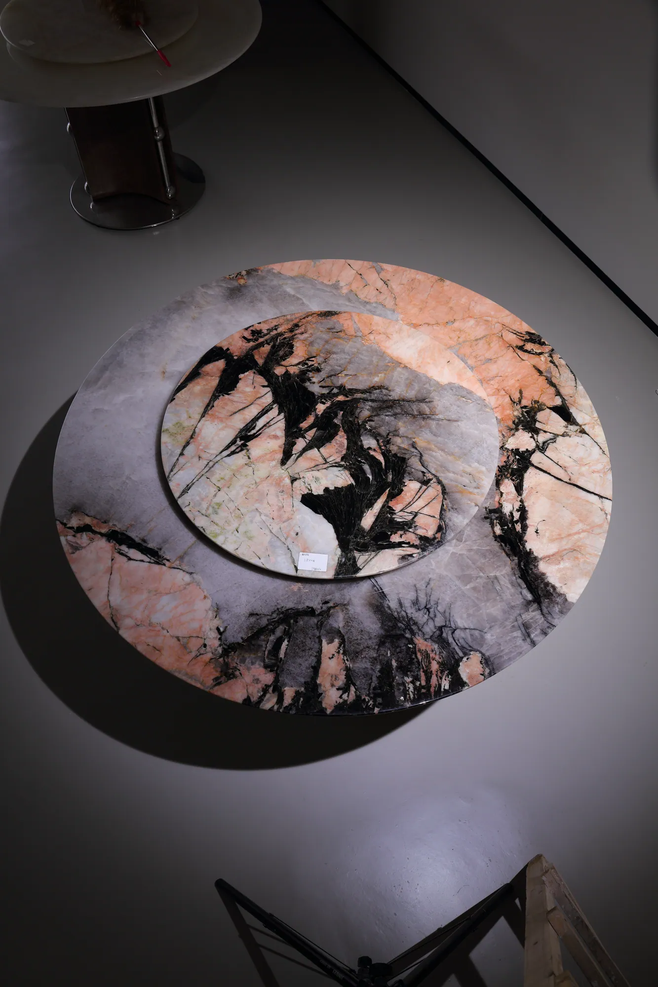 Pink Diamond Pandora Round Dining Table - detail view 2