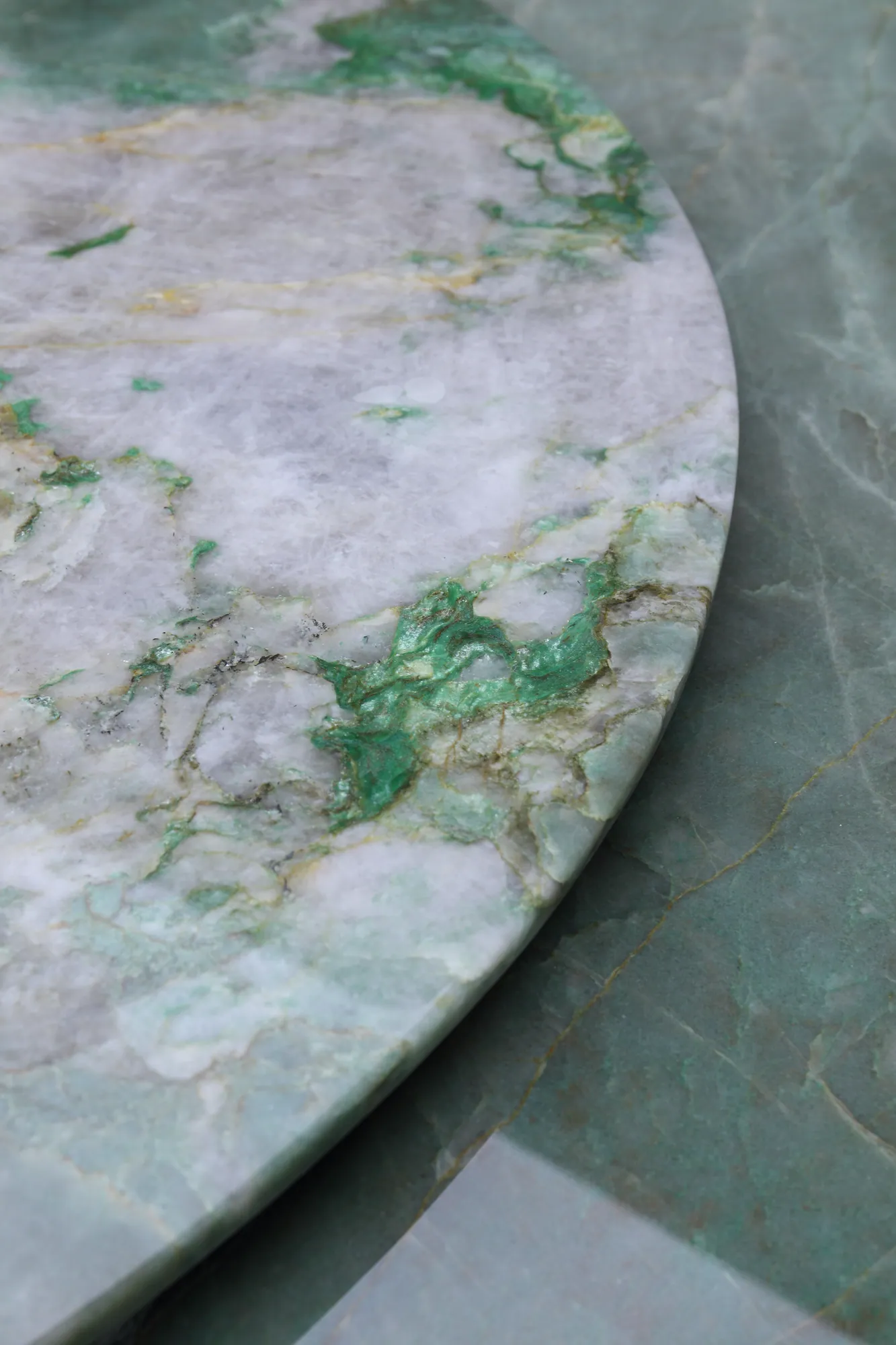 Royal Emerald Round Dining Table - detail view 1
