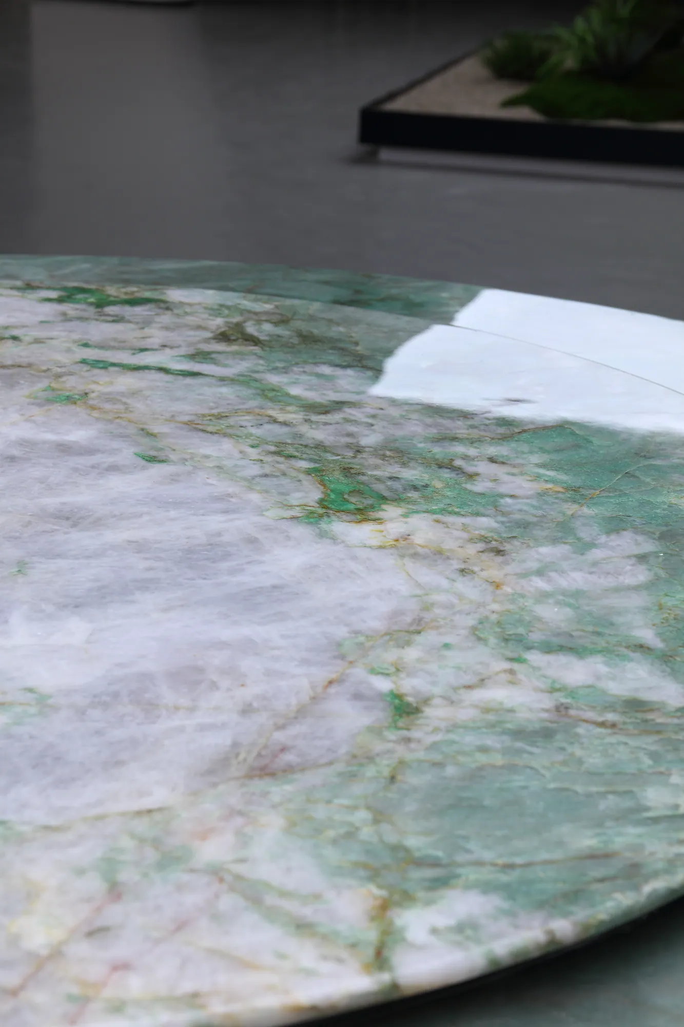 Royal Emerald Round Dining Table - detail view 2