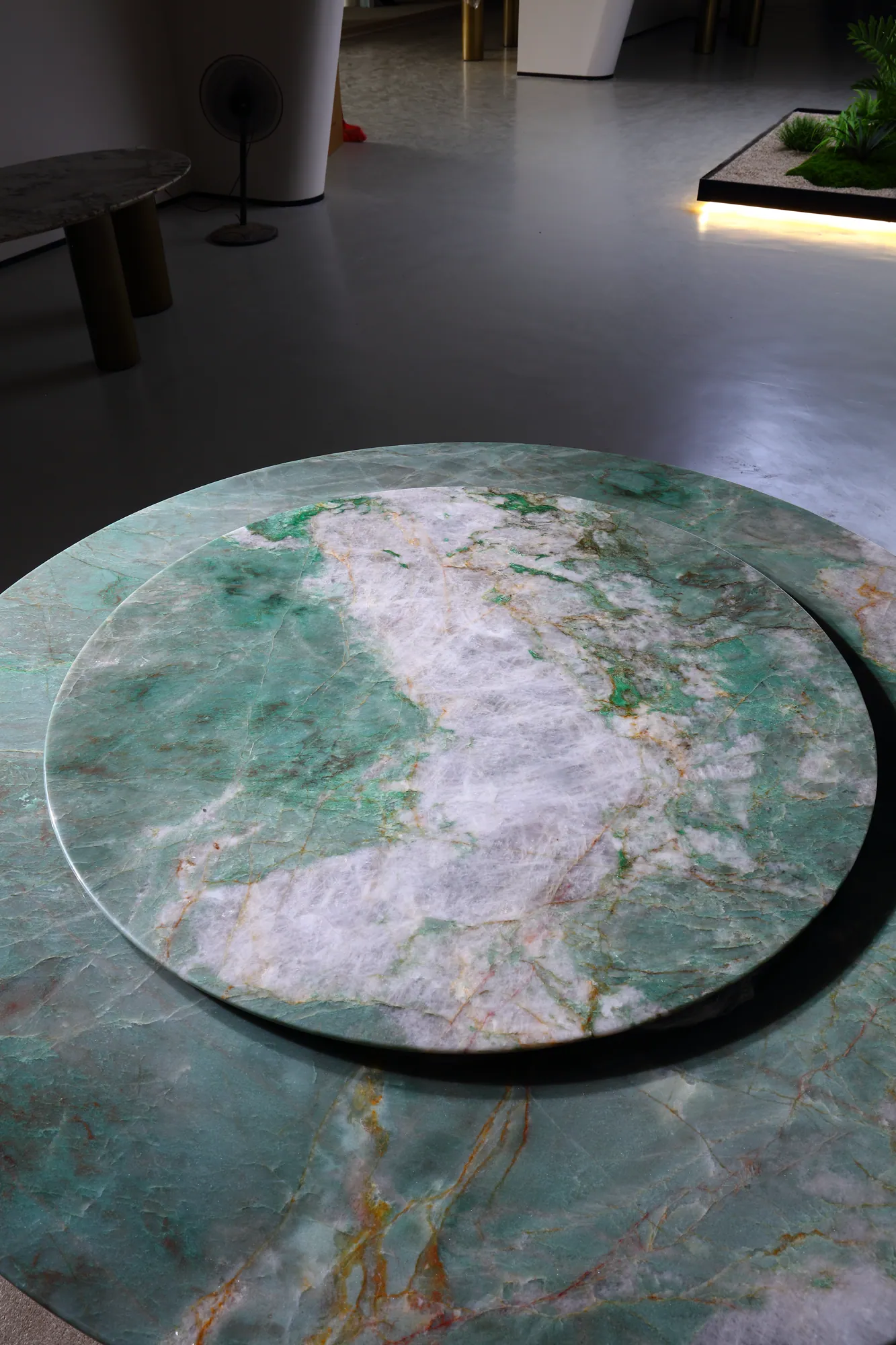 Royal Emerald Round Dining Table - detail view 4